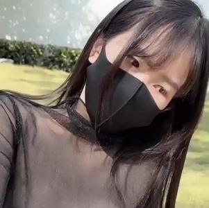 粉色情人双马尾妹子温泉打粑粑花园打粑粑2v986m