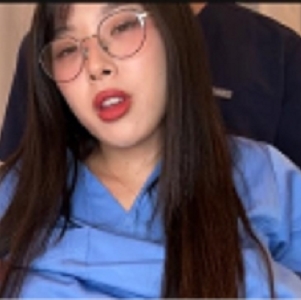 《医学生ellelee：亚裔眼镜女孩的剧情片》