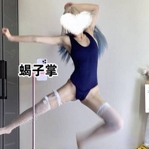 抖音网红久妖v的变装舞视频，配以乌鸦飞机bgm
