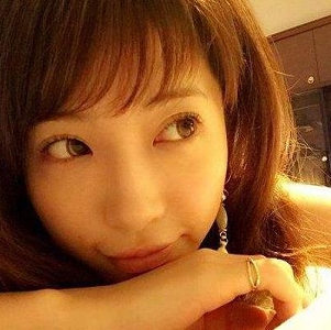 模特女歌手仁川推出的可爱网装车灯，肤白貌美的s级女模特