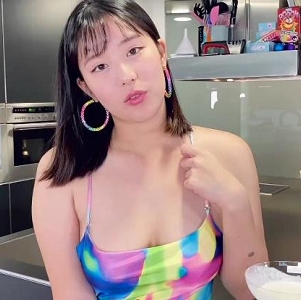 留学生欧祖儿穿着高跟鞋和长裙在厨房里，男同学看着p站上的社保姬，欧美审美的颜值和身材丰满的风格，还有她叫声像车