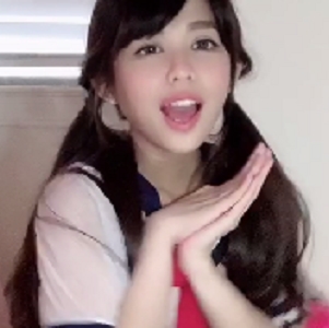 推特网红kittyxkum的视频合集：jk穿着粉色小短裙在桌子下玩游戏，男友用皮带指教，小蜜桃拍摄照片，穿水手死库水服装
